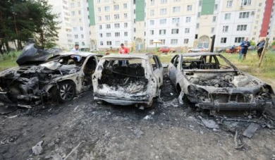 Во время ночного пожара на охраняемой автостоянке огонь повредил сразу шесть машин
