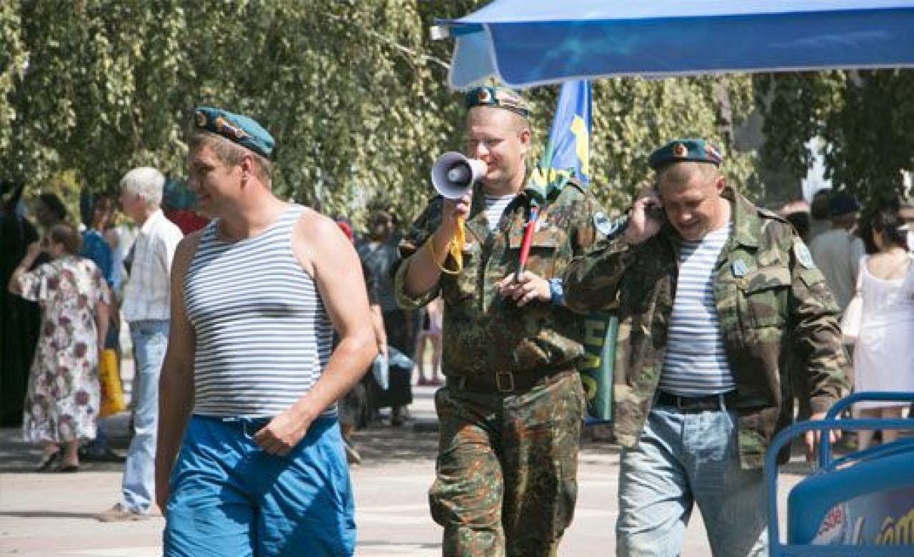 Десантники: «Кто в фонтан полез? Писарь, банщик, хлеборез»