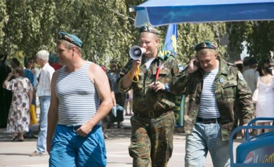 Десантники: «Кто в фонтан полез? Писарь, банщик, хлеборез»