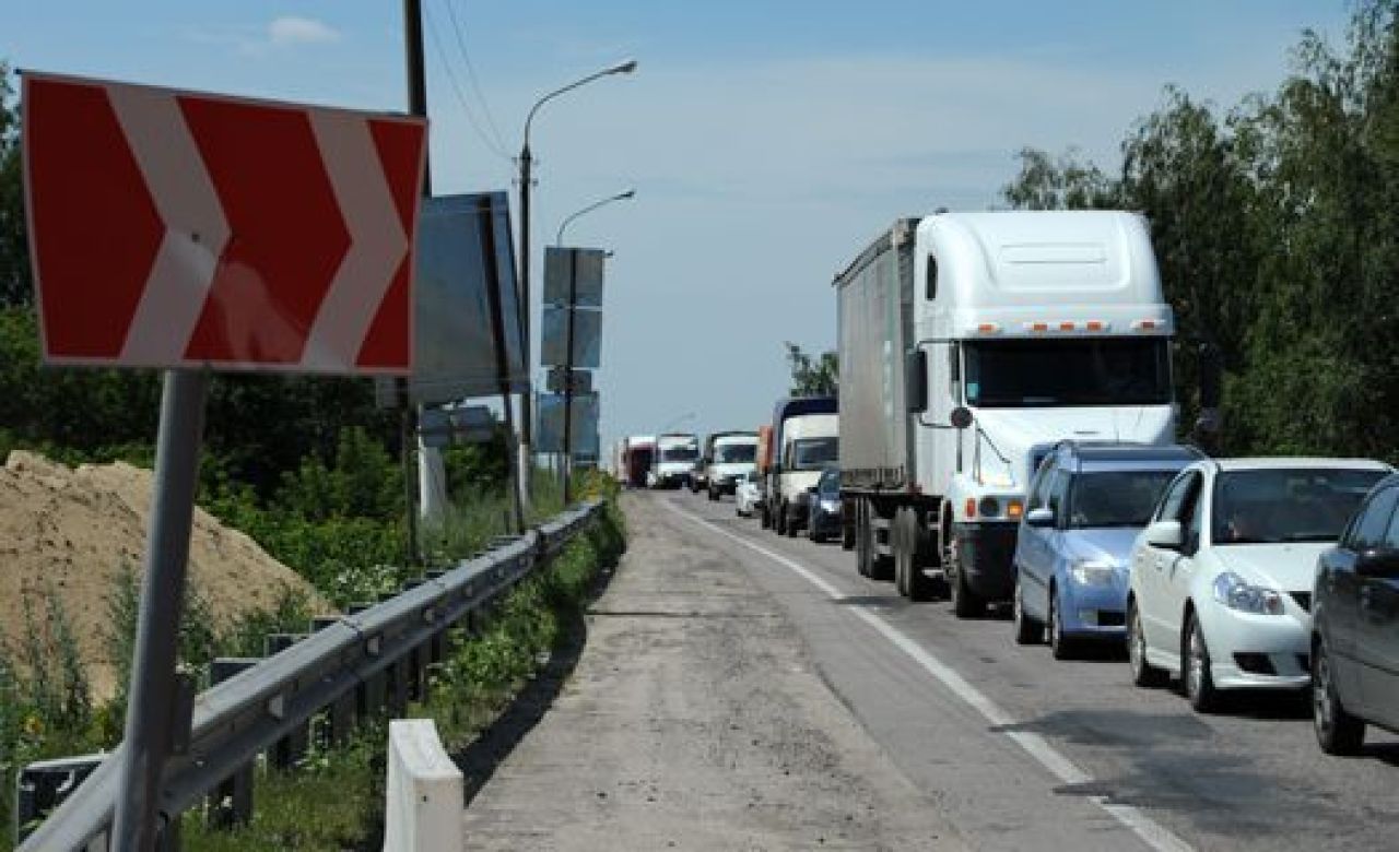 Автомобилисты, застрявшие в многокилометровой пробке под Воронежем, просят воды