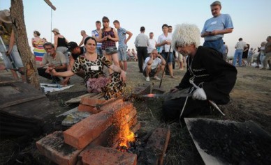 На кузнечном фестивале под Воронежем участники добывали огонь при помощи молотка...