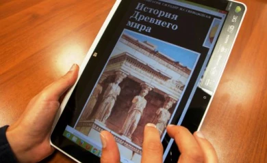 Названы школы, которые примут участие в эксперименте с электронными учебниками