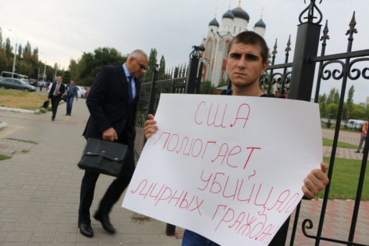 У здания суда, где рассмотрят дело Надежды Савченко, проходит антиамериканский пикет