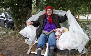 В Коминтерновском районе второй месяц на остановке живёт 83-летняя пенсионерка