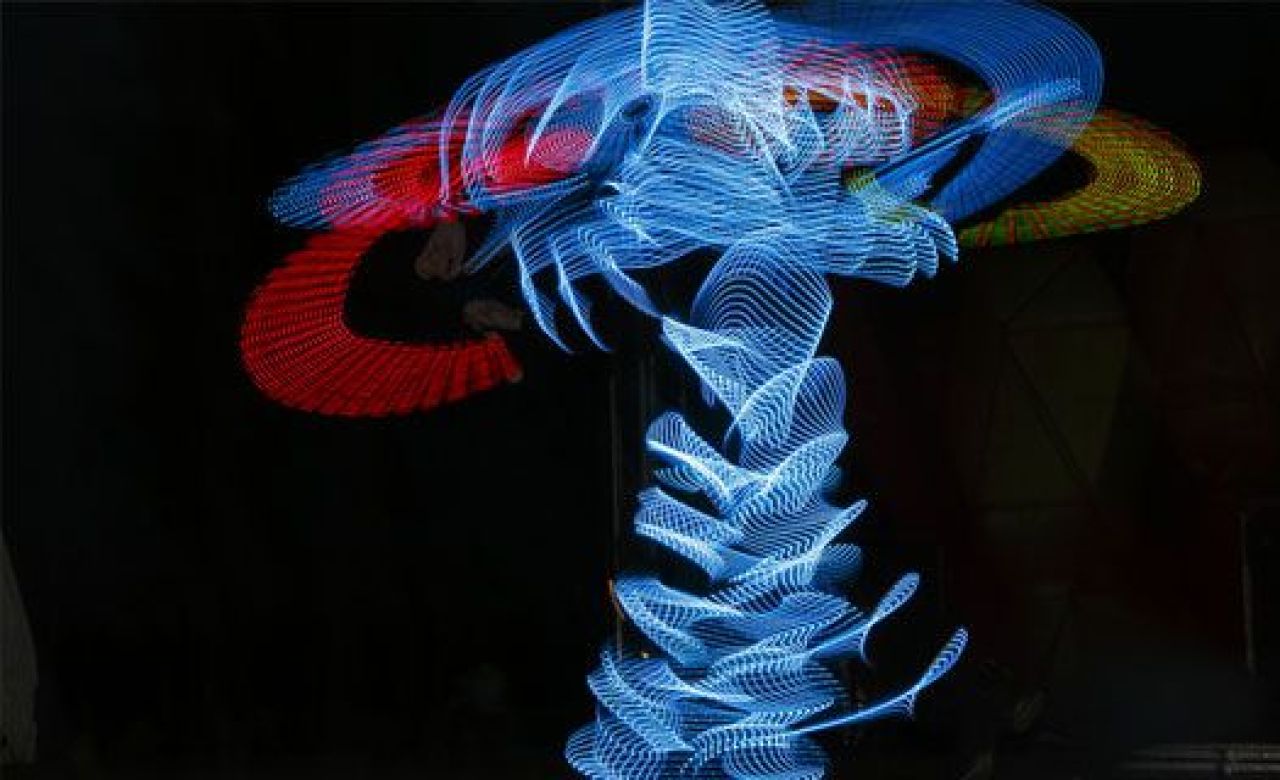 На фестивале света в парке «Алые паруса» запустили около 2 500 светящихся шаров