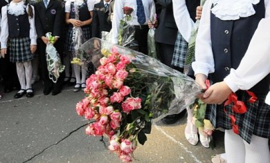 В Воронеже на школьной линейке двое детей едва не упали в обморок