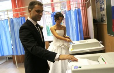 В Воронеже на избирательный участок для голосования приехала целая свадьба