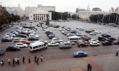 Почему площадь Ленина превратилась в парковку?