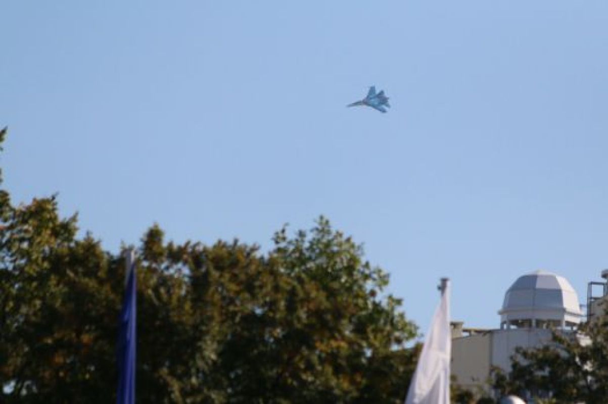 Истребитель заглушил речь высокопоставленных чиновников на открытии Дня города