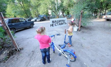 В Воронеже на детской площадке появилась парковка для избранных