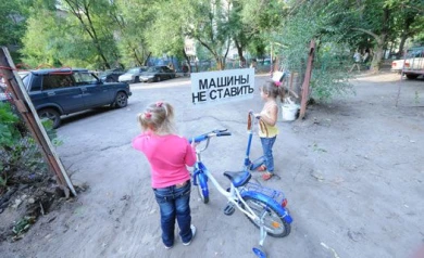 В Воронеже на детской площадке появилась парковка для избранных