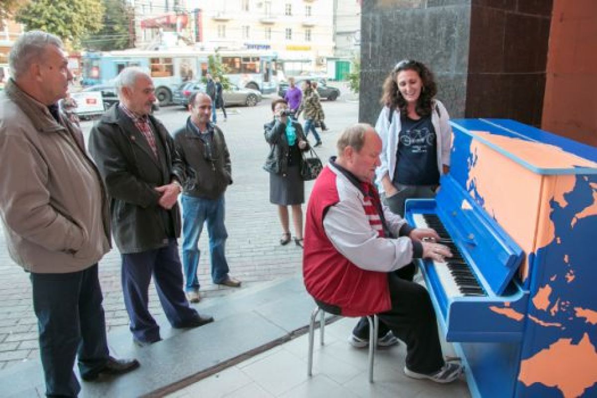 Студенты поставили в центре Воронежа антиконфликтное пианино