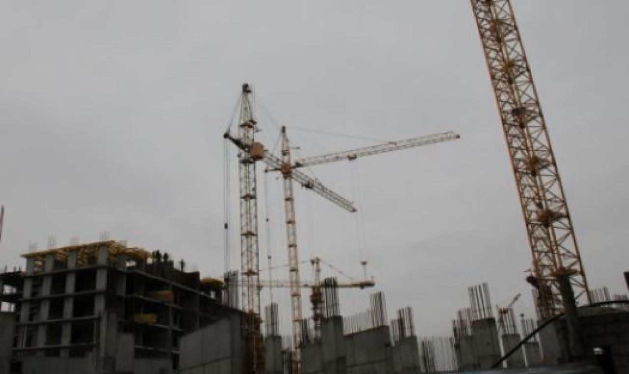 На улице Антонова-Овсеенко строитель сорвался с 18-го этажа