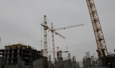 На улице Антонова-Овсеенко строитель сорвался с 18-го этажа