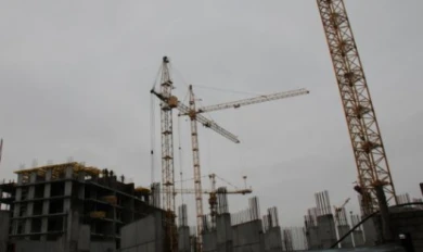 На улице Антонова-Овсеенко строитель сорвался с 18-го этажа