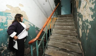 В Воронежской области 5-летний мальчик разбился, скатываясь по перилам в подъезде