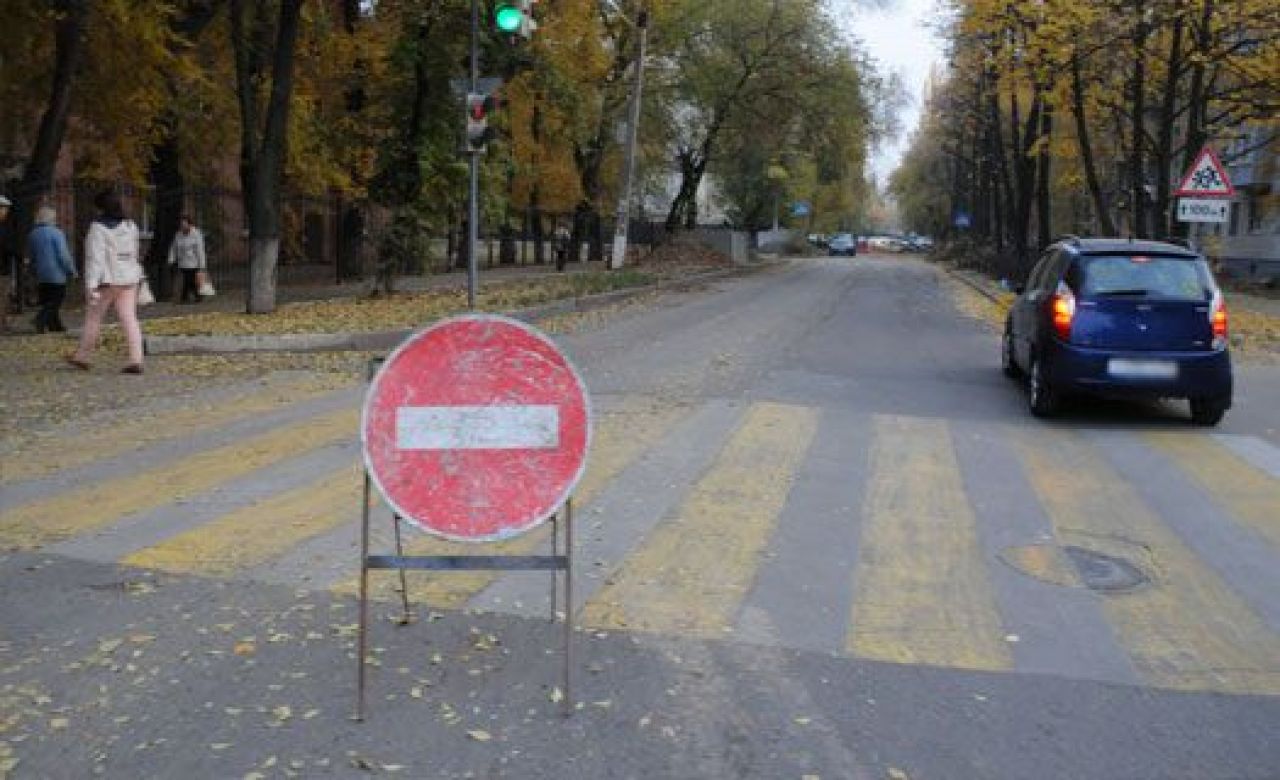 Жители ул. Карпинского собираются перекрыть живой цепью проезд машинам через двор