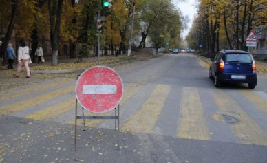 Жители ул. Карпинского собираются перекрыть живой цепью проезд машинам через дво...
