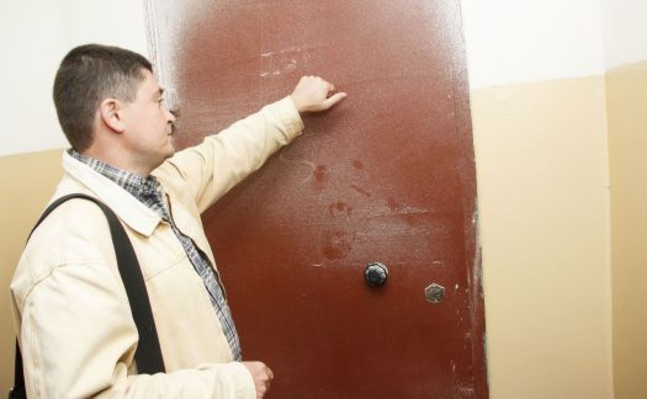 Дверь квартиры Евгения Титаренко