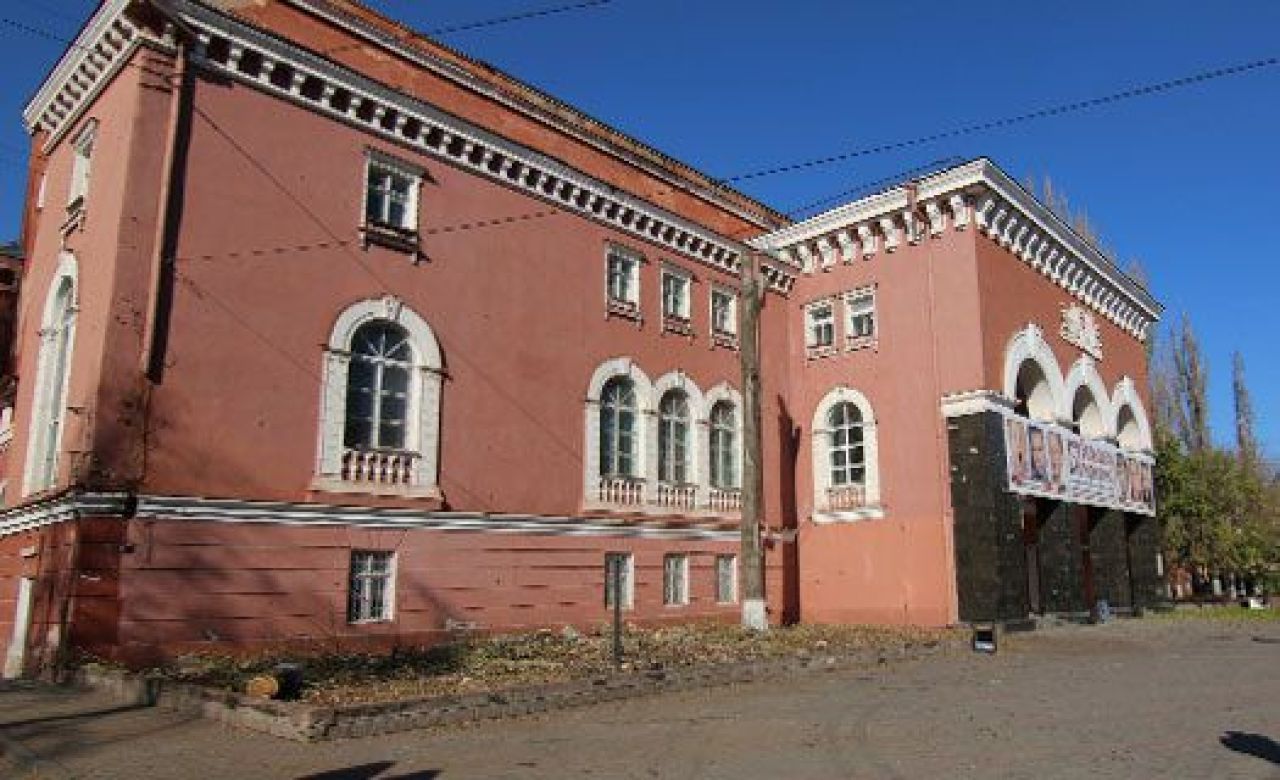 В Воронеже у бывшего Дома офицеров вырубили все деревья