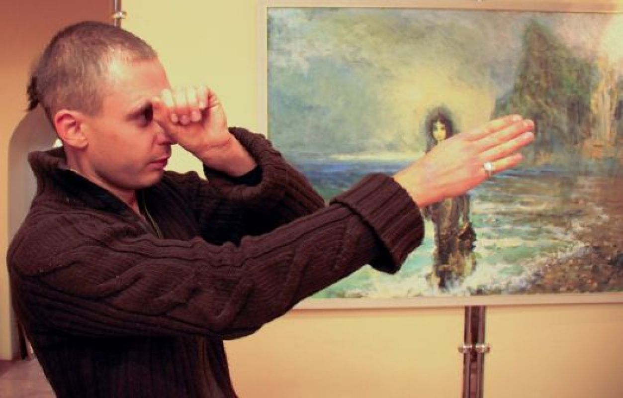 Сергей Загорский на фоне своей работы