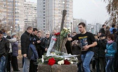 На открытии памятника лидеру группы «Король и Шут» мама музыканта прочитала стих...