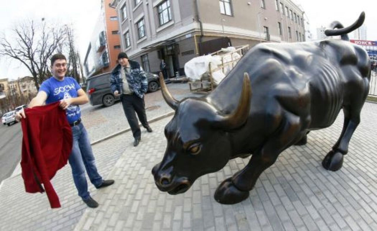 На улице Карла Маркса всё же установили скульптуру золотого тельца