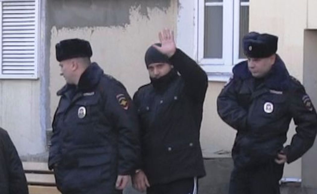 Эдуард Ельшин выходит из зала суда