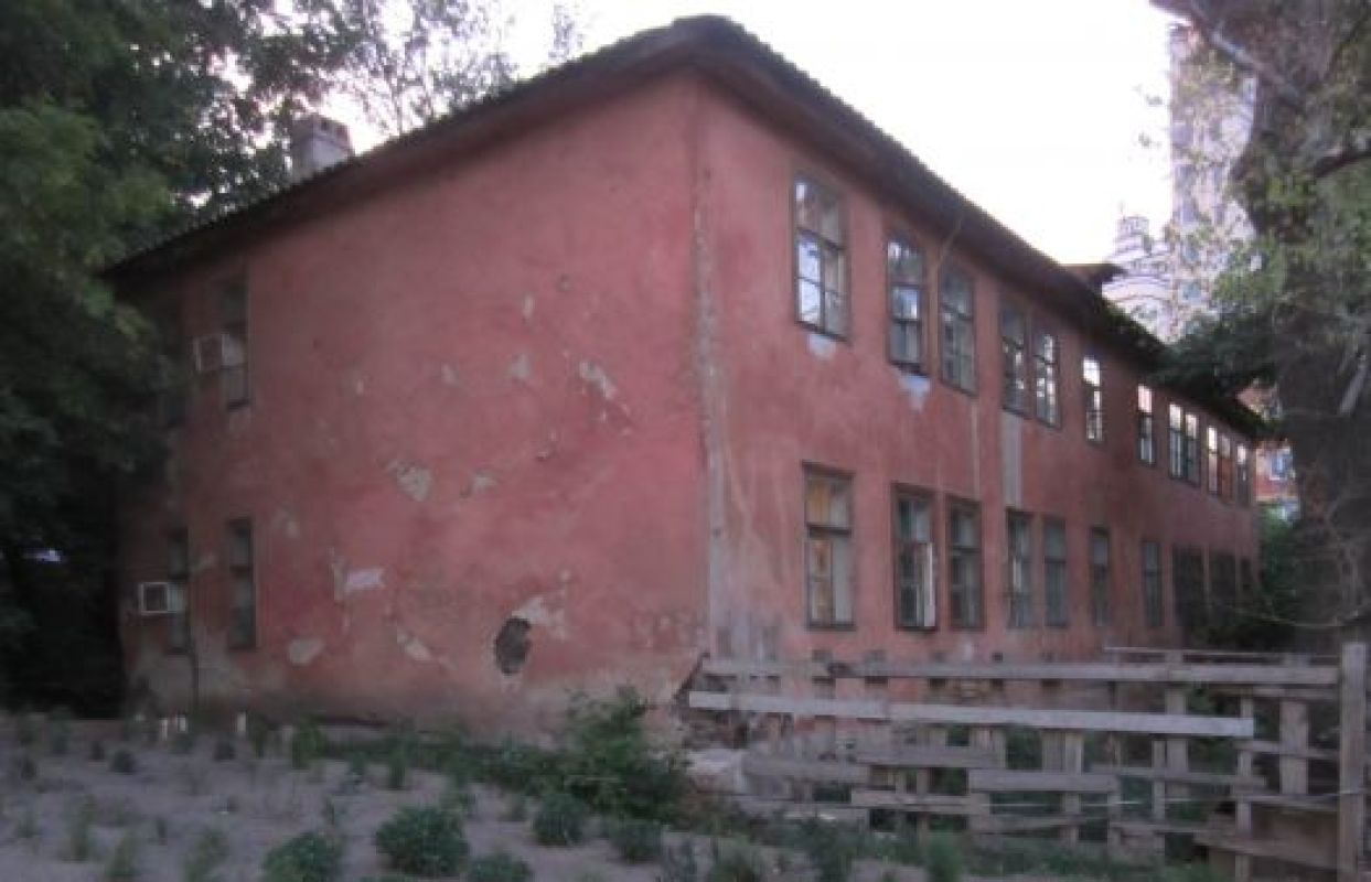 Некоторые воронежские аварийные дома настолько ветхие, что прибивать к ним какие-либо таблички просто опасно.