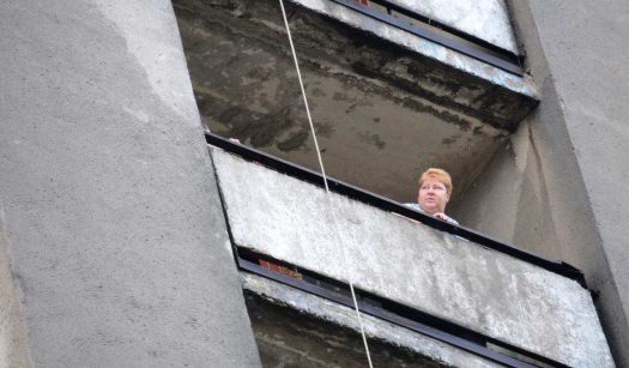 Воронежец упал с 7-го этажа, пытаясь выбраться из дома по проводам