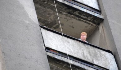 Воронежец упал с 7-го этажа, пытаясь выбраться из дома по проводам