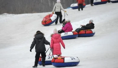 Снежная горка рядом с «Ареной» стала платной