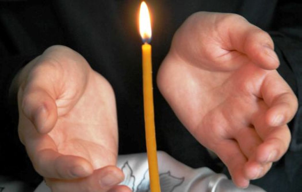 В центре Воронежа прохожим навязывают церковные свечи под предлогом праздника