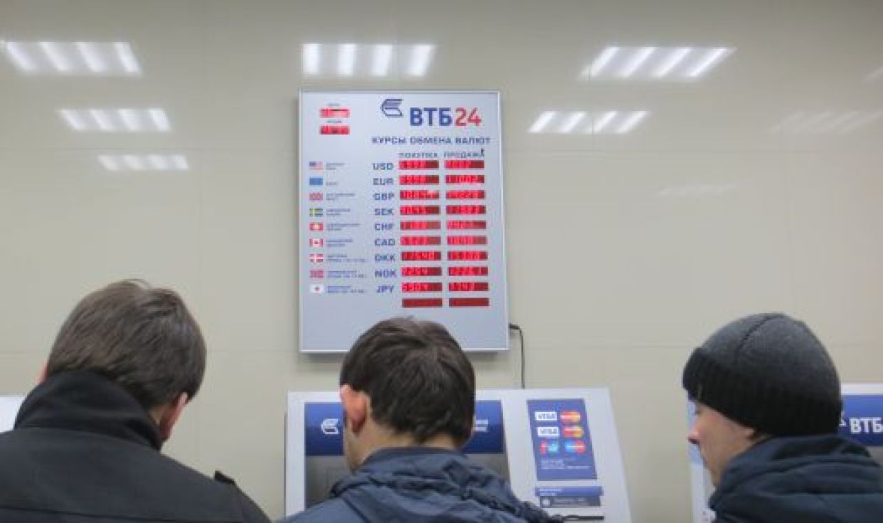 Воронежцы в последние два дня стали покупать валюту на 30% активнее, чем раньше