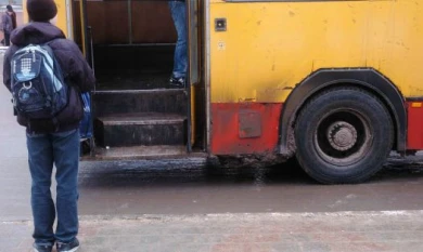 В Воронеже на остановке из маршрутки выпала пожилая женщина