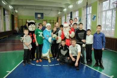 Дед Мороз, Снегурочка и МОЁшкин кот сыграли в футбол с детьми из россошанской школы-интерната