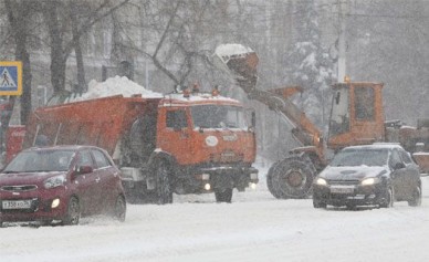 Коммунальщики обещают расчистить основные магистрали Воронежа к утру понедельник...