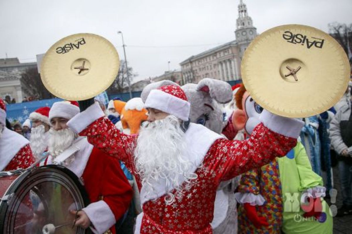 Завтра детвора будет петь песни и водить хороводы вокруг новогодней елки