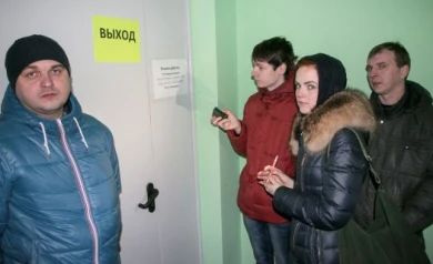 Воронежцы, лишившиеся машин и денег, попытались взять автосалон штурмом