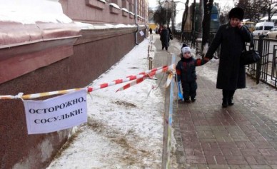 В Воронеже охранник магазина спас младенца от упавшей глыбы льда