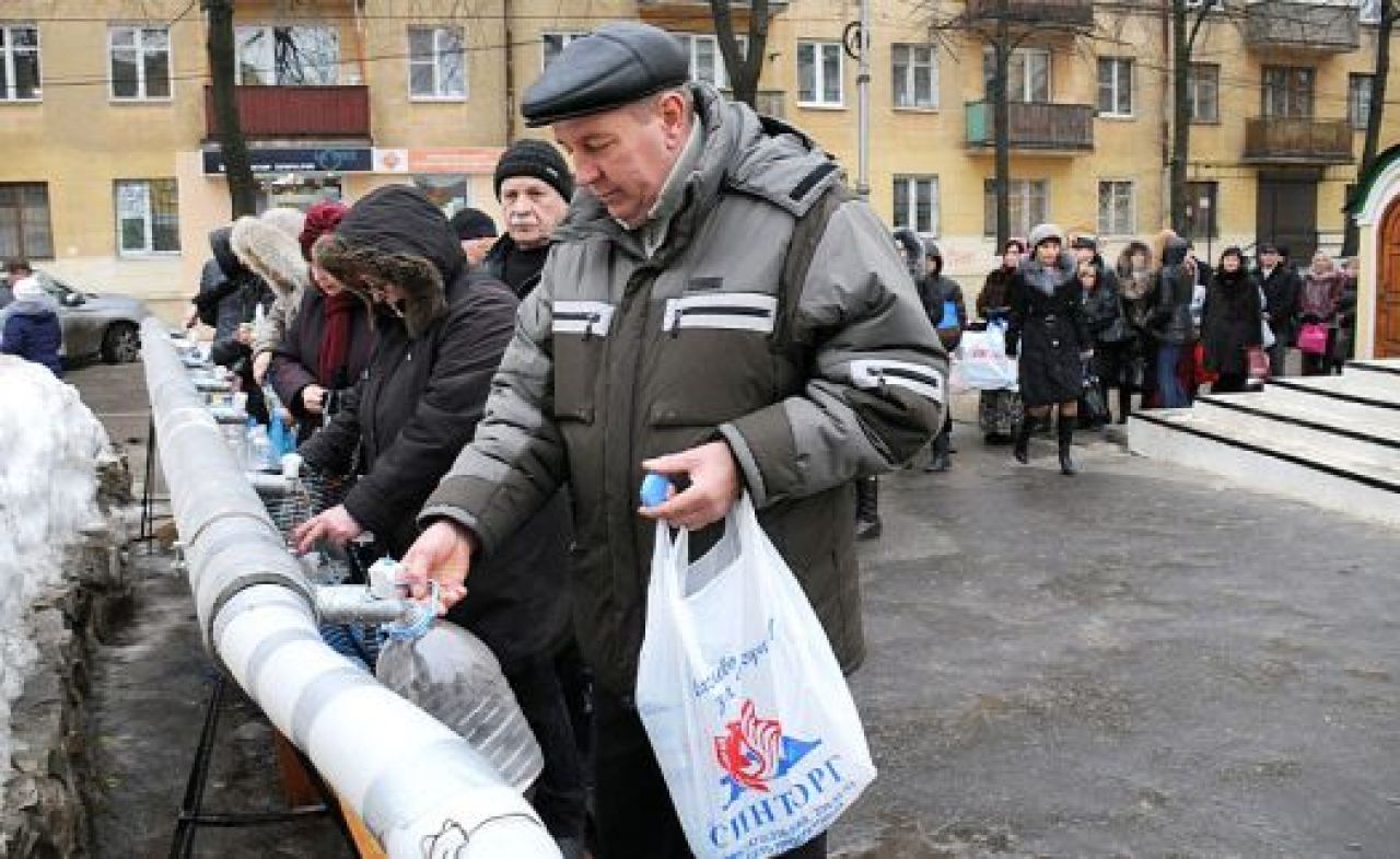 Очередь за водой у Воскресенского храма на ул. Орджоникидзе