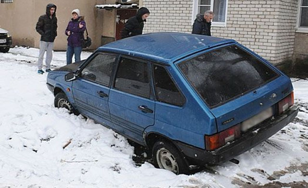 На улице Матросова во дворе дома под землю провалилась машина