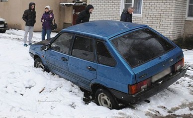 На улице Матросова во дворе дома под землю провалилась машина