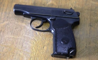 В Воронеже пьяный мужчина с пистолетом напал на разносчика пиццы