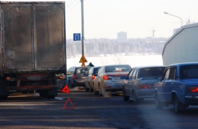 На Cеверном мосту десятки машин попадают в ДТП из-за срезанного асфальта