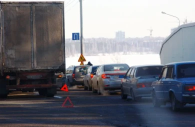 На Cеверном мосту десятки машин попадают в ДТП из-за срезанного асфальта