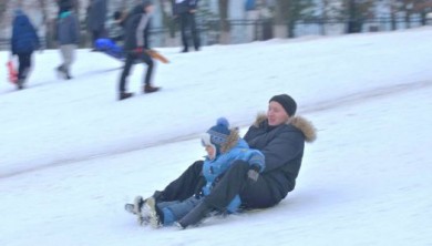 В парке «Динамо» при спуске с горки на санках разбилась девушка