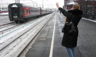 В Воронежской области с пассажирского поезда на ходу выбросилась женщина