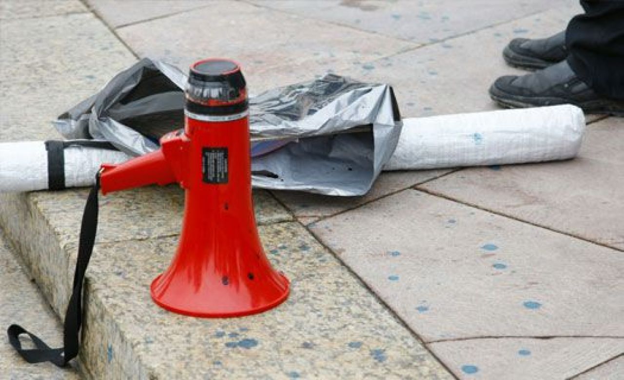 В Воронеже на митинге оппозиции организаторов пытались облить зелёнкой