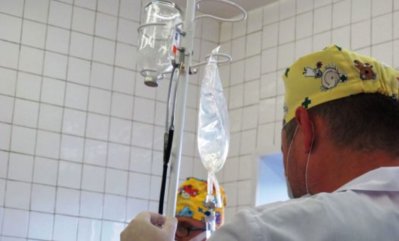 Двух детей у памятника Славы сбил неопытный водитель